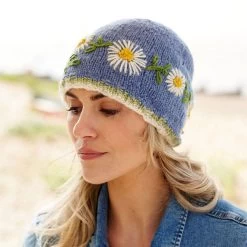 Pachamama Women's Daisy Chain Beanie - Jacaranda -Fashion Lady daisy chain beanie jacaranda 2