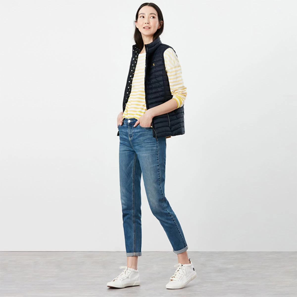 Joules Women's Snug Packable Gilet - Marine Navy 4 Joules Women's Snug Packable Gilet - Marine Navy - Image 4